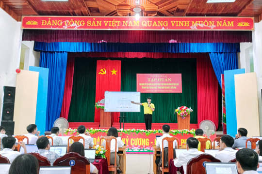 Cán bộ Thạch Lạc thực hành AI trong xử lý công việc