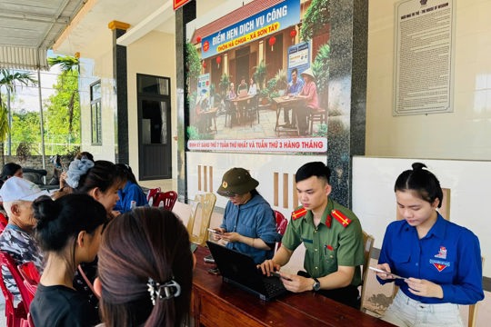 Xã Sơn Tây tích cực hỗ trợ người dân cài đặt ứng dụng i-HaTinh