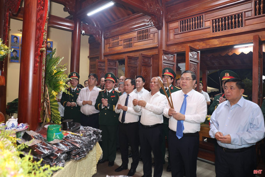 Phó Thủ tướng Thường trực Chính phủ dâng hương tại Khu di tích lịch sử Bãi Dừa