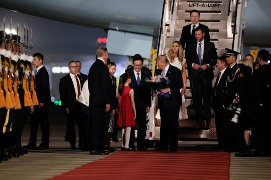 Phái đoàn lãnh đạo hùng hậu tháp tùng Tổng thống Trump tới Trung Quốc