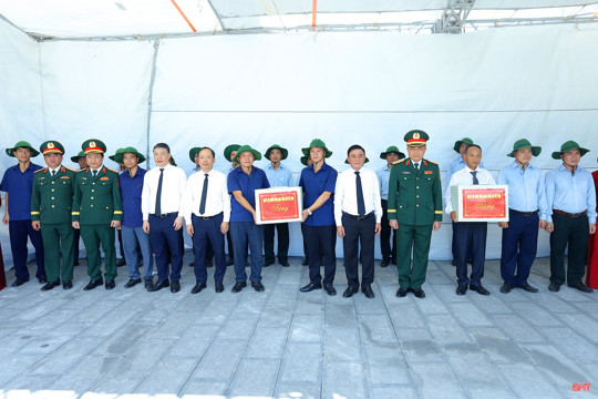 Đồng chí Trần Cẩm Tú tặng quà động viên Đội Quy tập hài cốt liệt sỹ tỉnh Hà Tĩnh