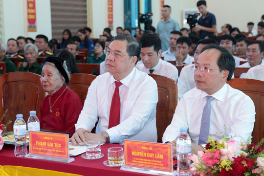 Phó Thủ tướng Thường trực Chính phủ và lãnh đạo Hà Tĩnh trao Huy hiệu Đảng cho các đảng viên