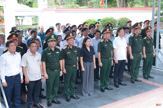 Giám đốc Học viện Quốc phòng dâng hương tại Khu di tích Ngã ba Đồng Lộc