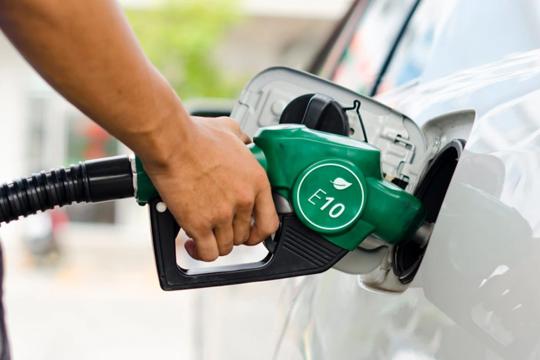 Xăng E10 rẻ hơn RON 95 gần 500 đồng/lít 
