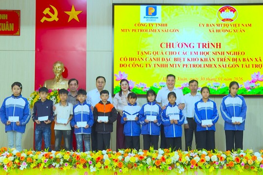 Petrolimex Sài Gòn trao máy tính và quà Tết cho học sinh khó khăn tại Hương Xuân