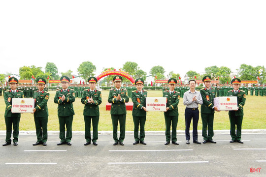 Tư lệnh Quân khu 4 dự lễ tuyên thệ chiến sĩ mới ở Hà Tĩnh 