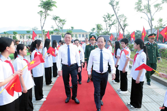 Thường trực Tỉnh ủy Hà Tĩnh tham dự lễ khai giảng tại điểm cầu Trường Phổ thông nội trú liên cấp TH&THCS Sơn Kim 1 và Hương Khê 