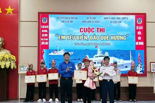 Lan tỏa tình yêu biển đảo quê hương cho học sinh Hà Tĩnh 
