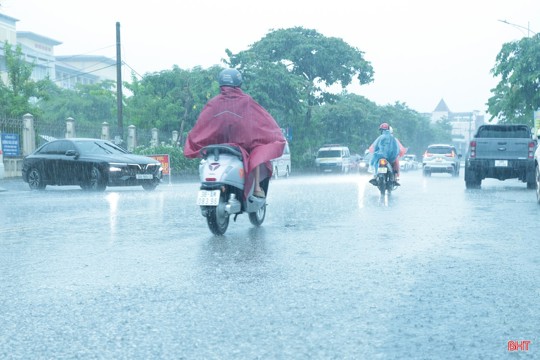 Áp thấp nhiệt đới suy yếu, Hà Tĩnh mưa lớn đến bao giờ?