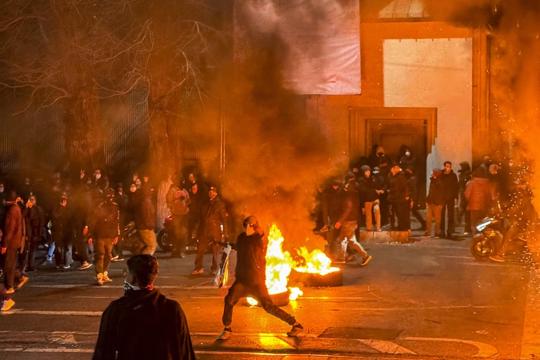 Ông Trump tiết lộ Mỹ đã gửi súng cho người biểu tình Iran 