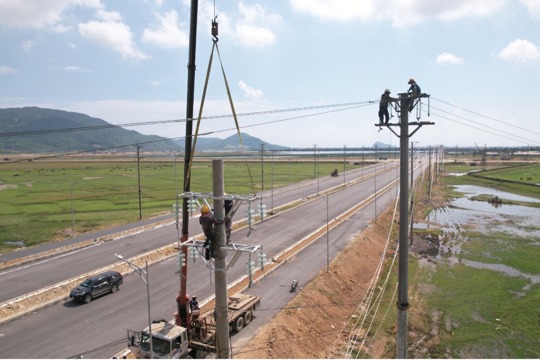 Hoàn thành đóng điện đường dây 22kV cấp điện nhà máy sản xuất ô tô và các các nhà máy tại KCN Vũng Áng