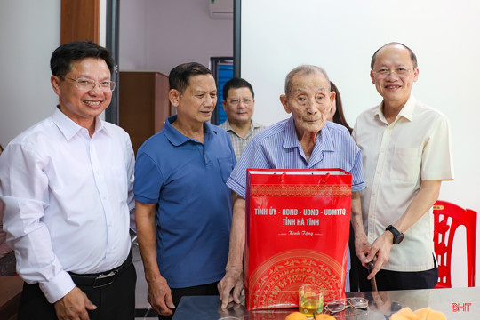 Phó Bí thư Thường trực Tỉnh ủy Nguyễn Hồng Lĩnh thăm, tặng quà người có công với cách mạng 