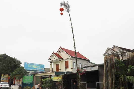 Hết sức cẩn trọng trong dựng cây Nêu, trang trí đèn điện đón Tết!