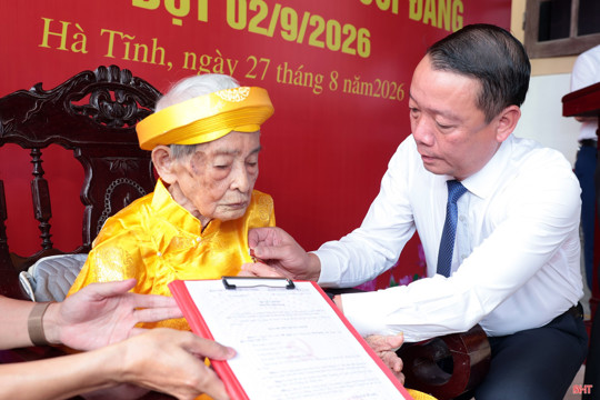 Chủ tịch UBND tỉnh trao tặng Huy hiệu 80 năm tuổi Đảng cho đảng viên tại xã Tùng Lộc