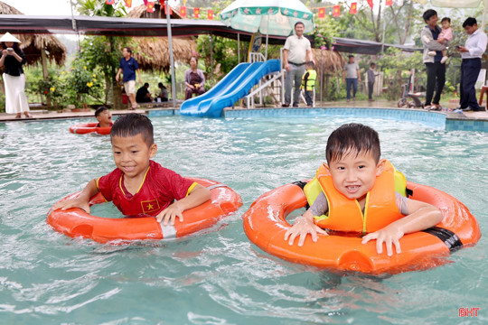 Nhiều người dân chọn du lịch sinh thái trong ngày đầu nghỉ lễ