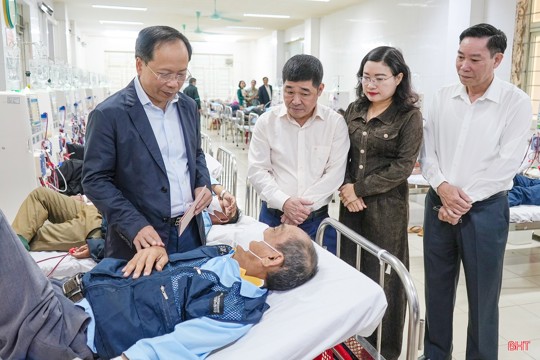 Chủ tịch Hội Người cao tuổi Việt Nam và Bí thư Tỉnh ủy Hà Tĩnh trao quà Tết cho bệnh nhân nặng, đối tượng bảo trợ xã hội 