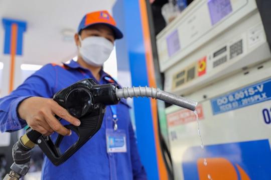 Giá xăng dầu giảm mạnh, dầu diesel giảm hơn 3.000 đồng/lít