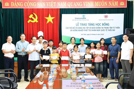 Trao 100 triệu đồng hỗ trợ trẻ mồ côi và người khuyết tật 