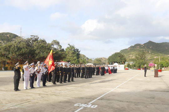 Trang nghiêm lễ chào cờ sáng mùng 1 Tết tại Trung đoàn 196