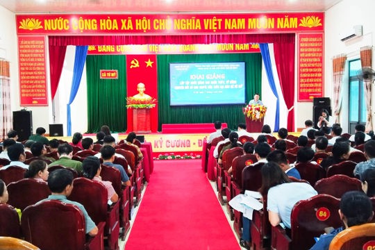 Xã Tứ Mỹ đưa kỹ năng số đến gần hơn với người dân