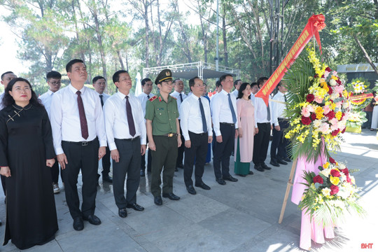 Bí thư Tỉnh ủy và Chủ tịch UBND tỉnh dâng hương tại các nghĩa trang Trường Sơn, Đường 9 