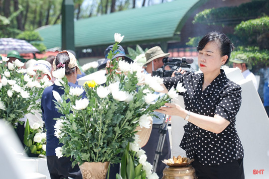 Bộ trưởng Bộ Y tế Đào Hồng Lan tri ân các anh hùng liệt sĩ tại Ngã ba Đồng Lộc