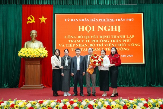 Công bố Quyết định thành lập Trạm Y tế phường Trần Phú và tiếp nhận, bố trí viên chức công tác 