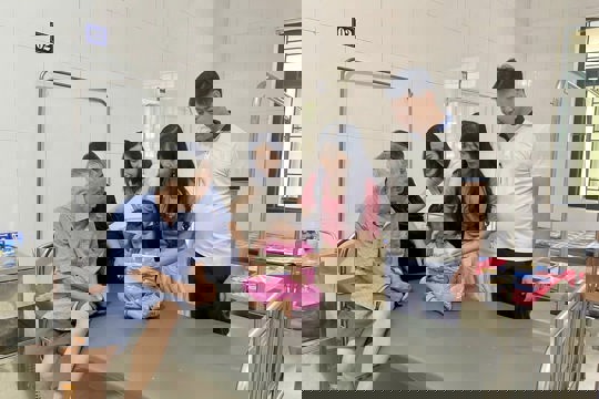 Xã Vũ Quang trao quà, động viên bệnh nhân nội trú trước thềm năm mới