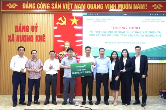 Vietcombank hỗ trợ 600 triệu đồng giúp người dân xã Hương Khê khắc phục hậu quả thiên tai, vui Xuân đón Tết
