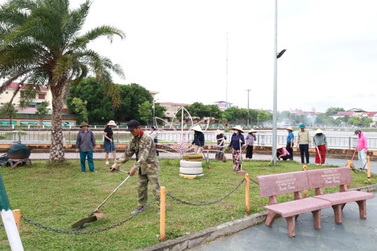 Xã Hương Sơn ra quân xây dựng nông thôn mới