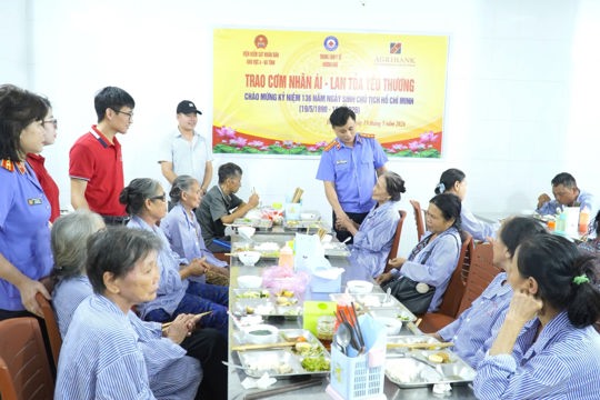 Trao 300 suất cơm miễn phí cho bệnh nhân tại Trung tâm Y tế Hương Khê