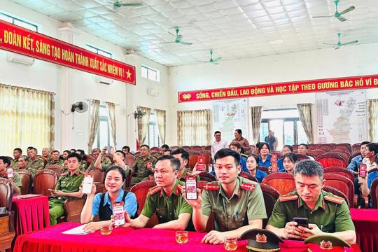 Xã Cẩm Hưng phát động chiến dịch “Mùa hè số cùng VNeID”