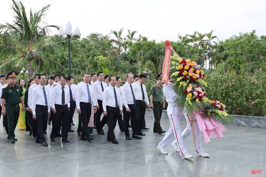 Lãnh đạo Hà Tĩnh dâng hương tưởng niệm Chủ tịch Hồ Chí Minh và các anh hùng liệt sĩ