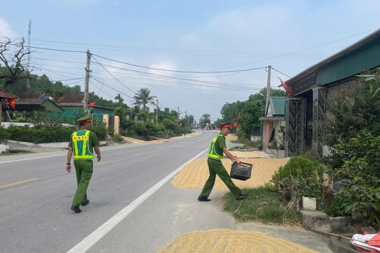 Cảnh báo nguy cơ mất an toàn giao thông từ việc phơi nông sản trên đường 