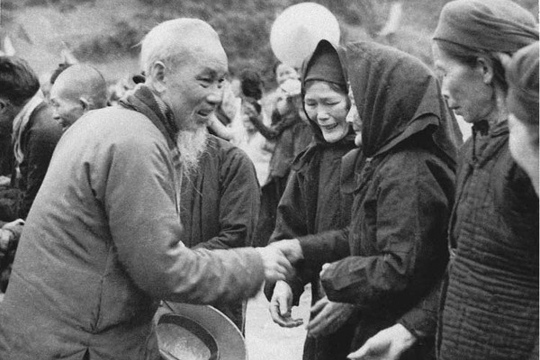 Suy ngẫm về tư tưởng "lấy dân làm gốc" nhân kỷ niệm 136 năm Ngày sinh Bác Hồ