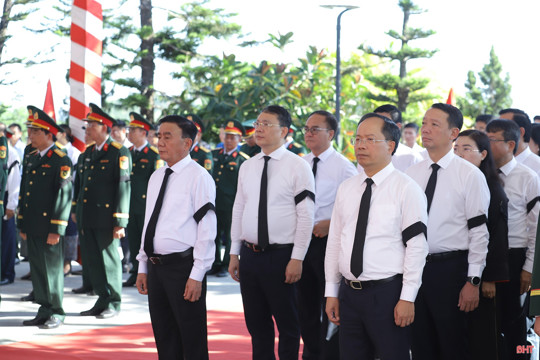 Thường trực Ban Bí thư Trần Cẩm Tú dự lễ truy điệu và an táng hài cốt liệt sỹ tại Hà Tĩnh