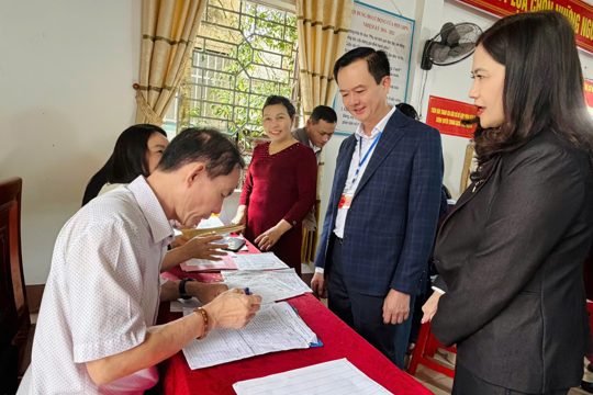 Phó Chủ tịch UBND tỉnh Trần Báu Hà kiểm tra công tác bầu cử tại phường Bắc Hồng Lĩnh