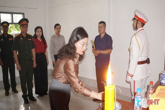 Đoàn đại biểu tỉnh Hà Tĩnh dâng hương tưởng niệm các anh hùng liệt sỹ hy sinh tại Lào