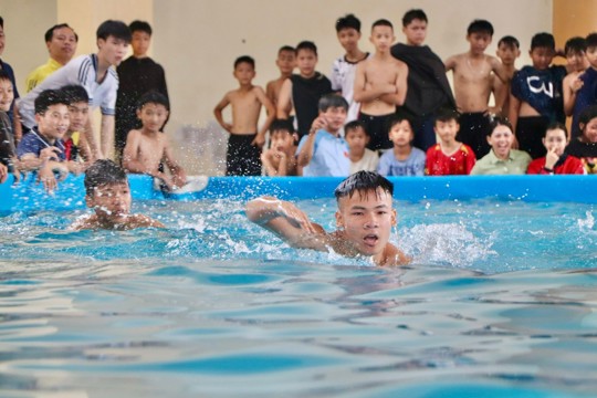 Xã Vũ Quang tổ chức giải bơi phòng chống đuối nước cho trẻ em