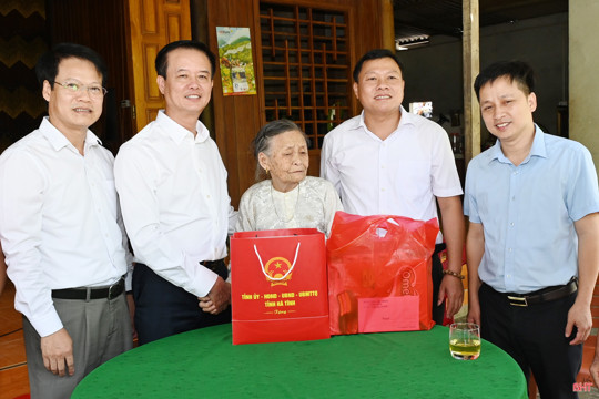 Lãnh đạo Hà Tĩnh thăm, tặng quà gia đình chính sách, người có công với cách mạng 