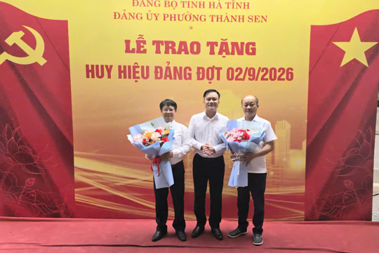 Đảng bộ Công ty Điện lực Hà Tĩnh có 2 đảng viên vinh dự nhận Huy hiệu 30 năm tuổi Đảng