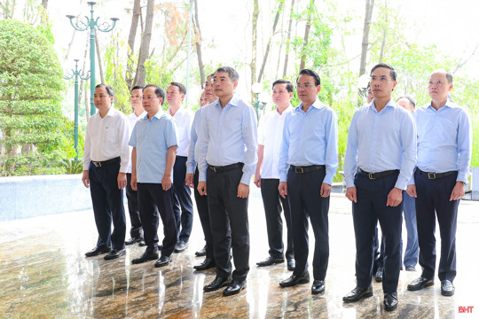 Thủ tướng Chính phủ Lê Minh Hưng dâng hương tại Khu di tích Ngã ba Đồng Lộc 