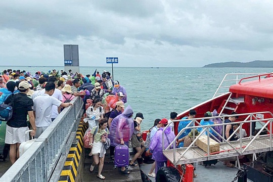 Siết chặt an toàn du lịch mùa mưa bão tại địa phương