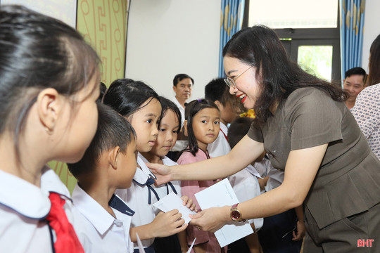Phó Chủ tịch UBND tỉnh Nguyễn Thị Nguyệt tặng quà học sinh dịp Tết Trung thu