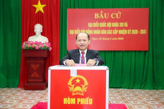 Phó Bí thư Thường trực Tỉnh ủy bỏ phiếu bầu cử tại phường Thành Sen