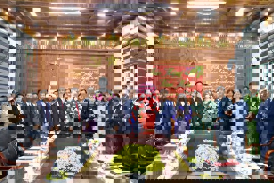 Thắt chặt tình hữu nghị Việt – Lào: Huyện Khăm Cợt thăm, chúc Tết xã Vũ Quang 