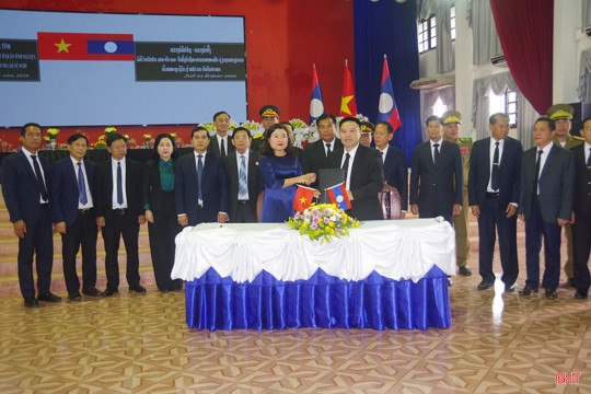 Trang trọng lễ bàn giao hài cốt liệt sỹ quân tình nguyện Việt Nam tại Bolikhămxay