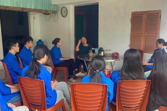 Tuổi trẻ chi đoàn thôn Yên Trấn, xã Đức Thọ tri ân cựu Thanh niên xung phong 