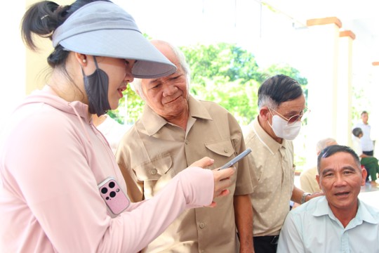 Đến từng ngõ, gõ từng nhà hỗ trợ người dân trở thành công dân số 