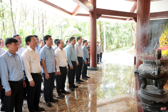Bộ trưởng Bộ Xây dựng Trần Hồng Minh dâng hương tại Khu di tích Ngã ba Đồng Lộc